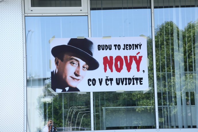 Jeden z nápisů na protestu před Českou televizí.
