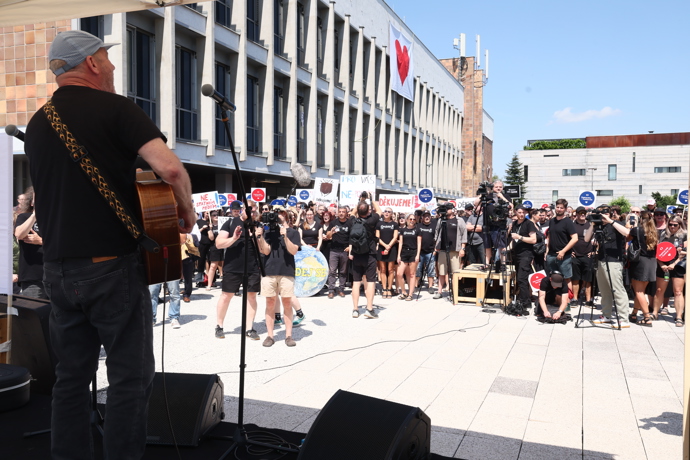 Protest před Českou televizí.