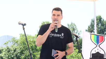FOTO: Daniel Stach na protestu před Českou televizí.