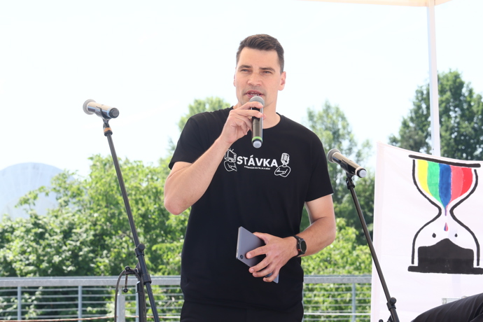 Daniel Stach na protestu před Českou televizí.