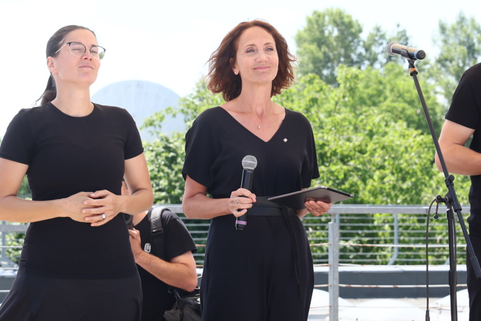 Ester Janečková na protestu před Českou televizí.