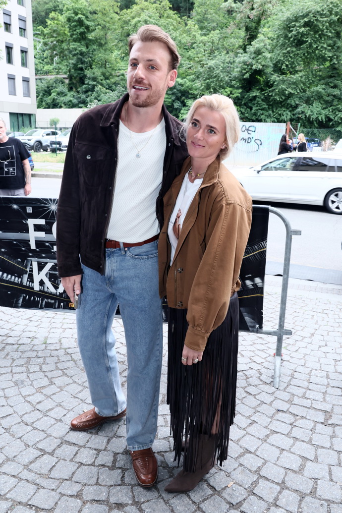Martin Prágr oblékl bílé tričko, džíny a tmavě hnědou bundičku. 