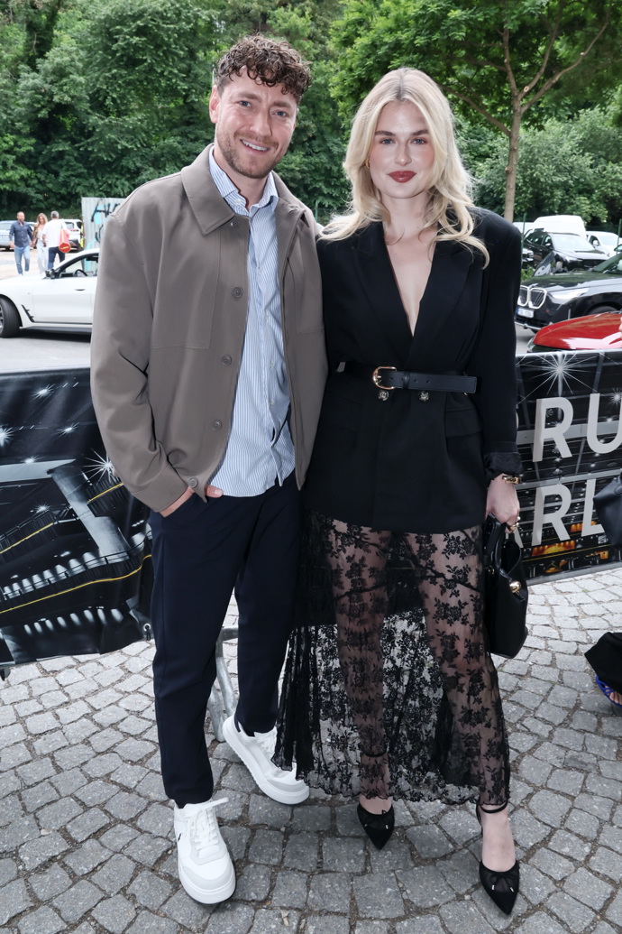 Pavla Vaníčková s Bachelorem Martinem Dubovickým. Pavla oblékla černé sako na holé tělo a průhlednou krajkovou sukni. 