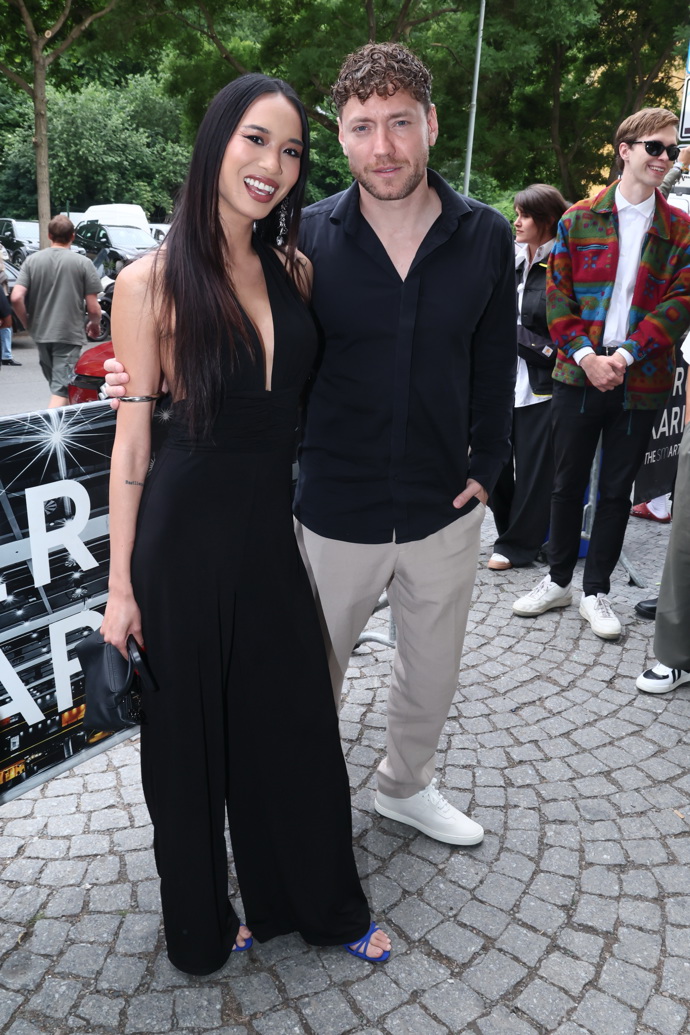 Bachelor Miroslav Dubovický a Sarah Vu v černém overalu a modrých sandálkách na vysokém podpatku. 