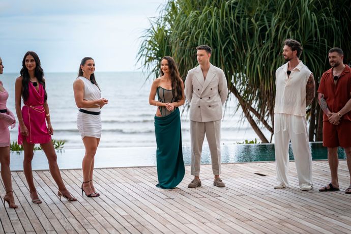 Moderátoři show Petr Havránek a Gabriela Gašpárová během prvního dílu Are You The One? Česko.