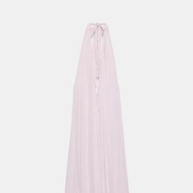 Šaty s odhalenými zády nebo bez ramínek jsou velmi elegantní, pozor ale na volbu spodního prádla. Ramínka ani zapínání podprsenky by vykukovat neměla, zároveň je potřeba zakrýt bradavky. Saténové midi šaty, Zara, 849 Kč