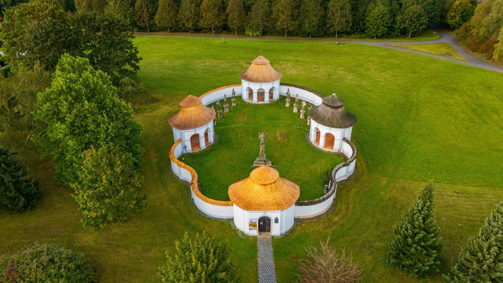 Pěší putování plné symbolů a mystiky: Stezka, která ukazuje kouzlo barokních památek geniálního architekta Jana Blažeje Santiniho-Aichela Pěší putování plné symbolů a mystiky: Stezka, která ukazuje kouzlo barokních památek geniálního architekta Jana Blažeje Santiniho-Aichela