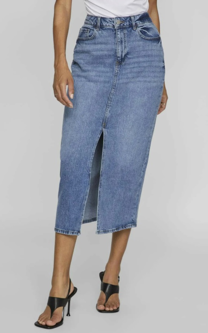 Denim i v létě? Proč ne. Vsaďte na tyto ikonické kousky a osvědčené kombinace