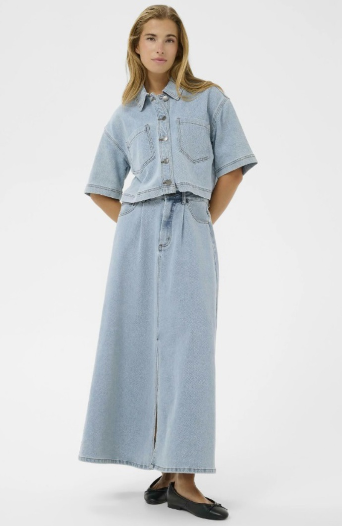Denim i v létě? Proč ne. Vsaďte na tyto ikonické kousky a osvědčené kombinace