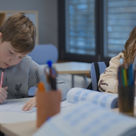 Estonský dokument Ztracené hvězdy se zaměřuje na tři ukrajinské dívky Irynu, Sašu a Mášu, které utekly před válkou do Estonska pouze se sourozenci a maminkami.