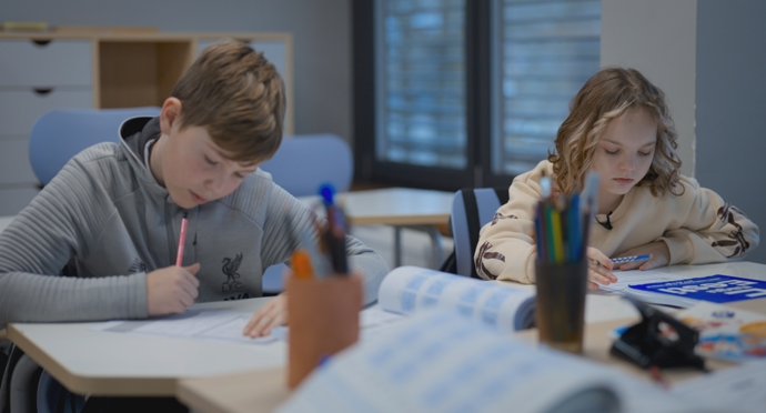 Estonský dokument Ztracené hvězdy se zaměřuje na tři ukrajinské dívky Irynu, Sašu a Mášu, které utekly před válkou do Estonska pouze se sourozenci a maminkami.