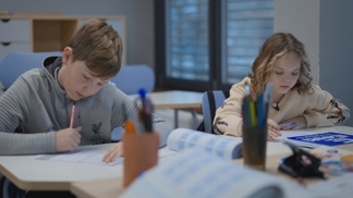 Estonský dokument Ztracené hvězdy se zaměřuje na tři ukrajinské dívky Iryna, Sašu a Mášu, které utekly před válkou do Estonska jenom se sourozenci a maminkami.