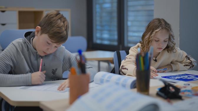 Estonský dokument Ztracené hvězdy se zaměřuje na tři ukrajinské dívky Iryna, Sašu a Mášu, které utekly před válkou do Estonska jenom se sourozenci a maminkami.