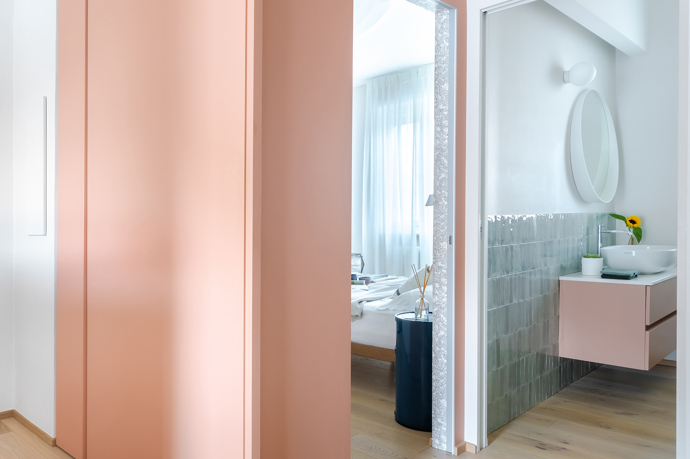 Byt z 50. let se otevřel světlu. Posuvné panely mu daly svobodu bez bourání celé dispozice Byt z 50. let se otevřel světlu. Posuvné panely mu daly svobodu bez bourání celé dispozice