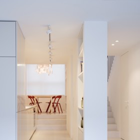Původní architektonické řešení bylo kvalitní, přesto už neodpovídalo dnešnímu způsobu bydlení. Pro čtyřčlennou rodinu bylo potřeba lépe využít každý kout a zároveň vytvořit pocit většího prostoru. Původní architektonické řešení bylo kvalitní, přesto už neodpovídalo dnešnímu způsobu bydlení. Pro čtyřčlennou rodinu bylo potřeba lépe využít každý kout a zároveň vytvořit pocit většího prostoru.