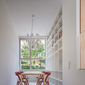 Architekti proto zachovali nosnou konstrukci domu, ale výrazně upravili dispozici. Místo množství oddělených místností vznikl propojenější interiér, který působí mnohem vzdušněji. Architekti proto zachovali nosnou konstrukci domu, ale výrazně upravili dispozici. Místo množství oddělených místností vznikl propojenější interiér, který působí mnohem vzdušněji.