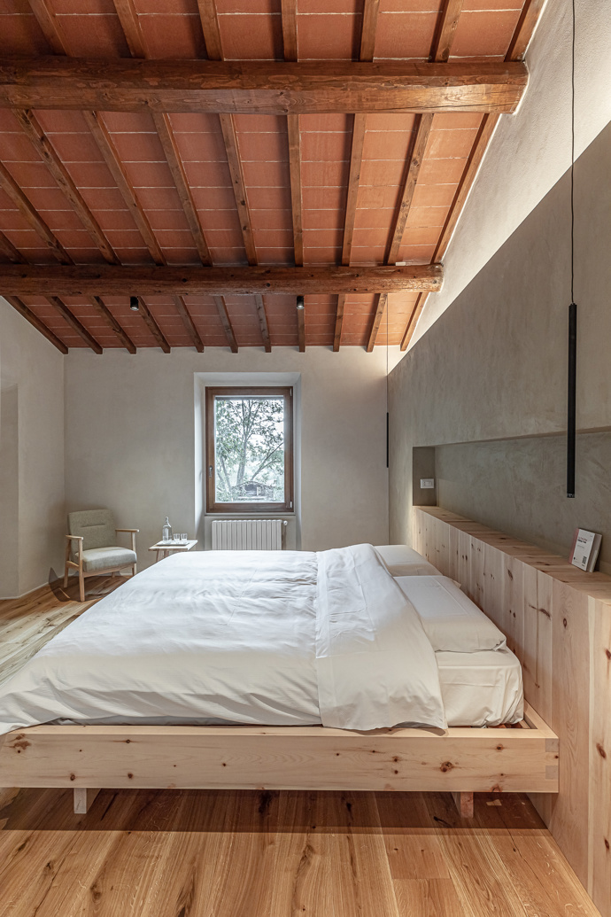 Nedaleko Florencie obnovili starý venkovský dům. Architekti zachránili trámy, terakotu i velký krb Nedaleko Florencie obnovili starý venkovský dům. Architekti zachránili trámy, terakotu i velký krb