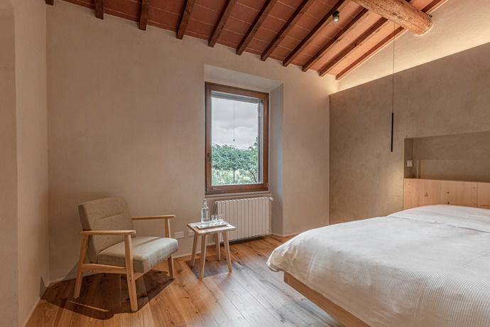 Nedaleko Florencie obnovili starý venkovský dům. Architekti zachránili trámy, terakotu i velký krb Nedaleko Florencie obnovili starý venkovský dům. Architekti zachránili trámy, terakotu i velký krb