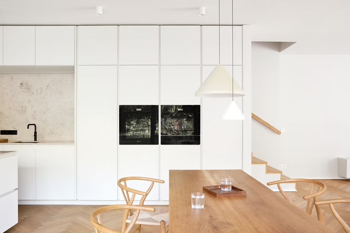 Majitelé si přáli minimalismus, ale nechtěli chladný domov. Architekti dokázali z berlínské novostavby vytvořit domov plný tepla