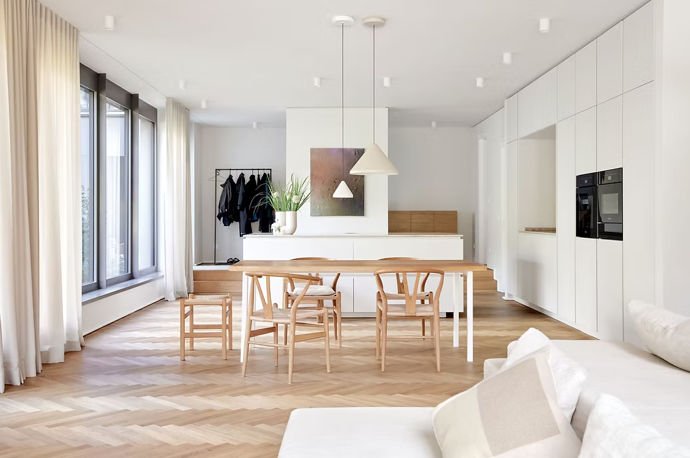 Majitelé si přáli minimalismus, ale nechtěli chladný domov. Architekti dokázali z berlínské novostavby vytvořit domov plný tepla