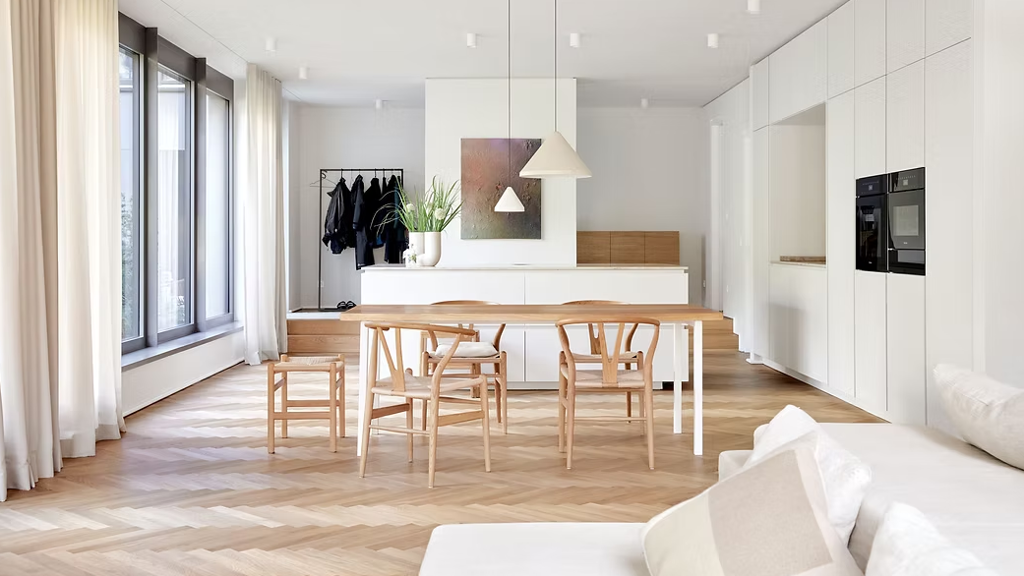 Majitelé si přáli minimalismus, ale nechtěli chladný domov. Architekti dokázali z berlínské novostavby vytvořit domov plný tepla