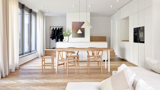 Majitelé si přáli minimalismus, ale nechtěli chladný domov. Architekti dokázali z berlínské novostavby vytvořit domov plný tepla Majitelé si přáli minimalismus, ale nechtěli chladný domov. Architekti dokázali z berlínské novostavby vytvořit domov plný tepla