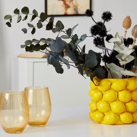 Žlutá, svěží a trochu jako z jihu Itálie. Citronová váza je DIY hit letošního léta Žlutá, svěží a trochu jako z jihu Itálie. Citronová váza je DIY hit letošního léta