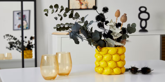 Žlutá, svěží a trochu jako z jihu Itálie. Citronová váza je DIY hit letošního léta Žlutá, svěží a trochu jako z jihu Itálie. Citronová váza je DIY hit letošního léta