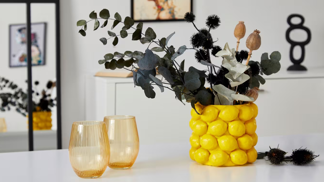 Žlutá, svěží a trochu jako z jihu Itálie. Citronová váza je DIY hit letošního léta Žlutá, svěží a trochu jako z jihu Itálie. Citronová váza je DIY hit letošního léta