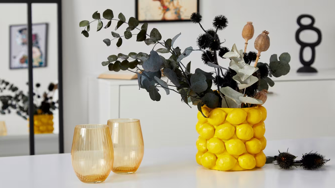 Žlutá, svěží a trochu jako z jihu Itálie. Citronová váza je DIY hit letošního léta