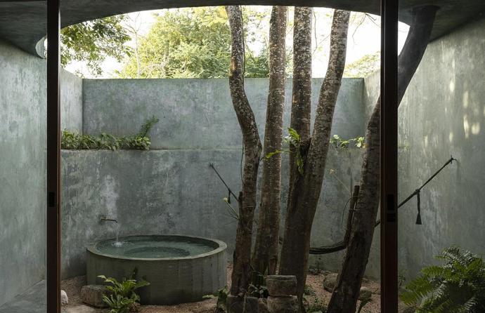 Casa Gruta stojí ve městě Valladolid v bývalé sisalové čtvrti. Architekti při návrhu vycházeli z přírodních útvarů, které se na Yucatánu nacházejí pod zemí. 
