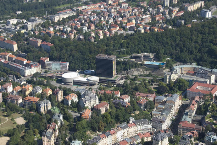 Hotel Thermal: Příběh nejdiskutovanější stavby Karlových Varů. Ikona festivalu, která dodnes budí emoce Hotel Thermal: Příběh nejdiskutovanější stavby Karlových Varů. Ikona festivalu, která dodnes budí emoce
