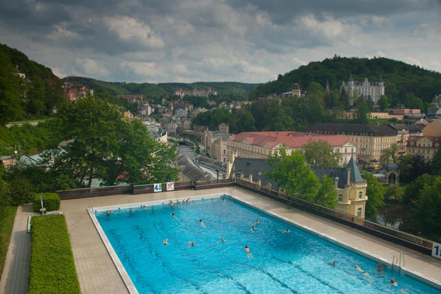 Hotel Thermal: Příběh nejdiskutovanější stavby Karlových Varů. Ikona festivalu, která dodnes budí emoce Hotel Thermal: Příběh nejdiskutovanější stavby Karlových Varů. Ikona festivalu, která dodnes budí emoce