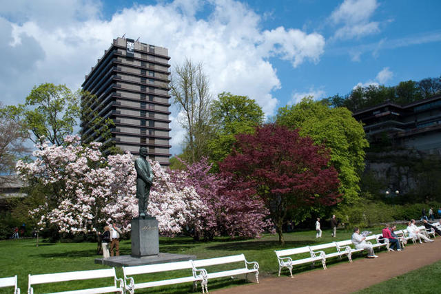 Hotel Thermal: Příběh nejdiskutovanější stavby Karlových Varů. Ikona festivalu, která dodnes budí emoce Hotel Thermal: Příběh nejdiskutovanější stavby Karlových Varů. Ikona festivalu, která dodnes budí emoce