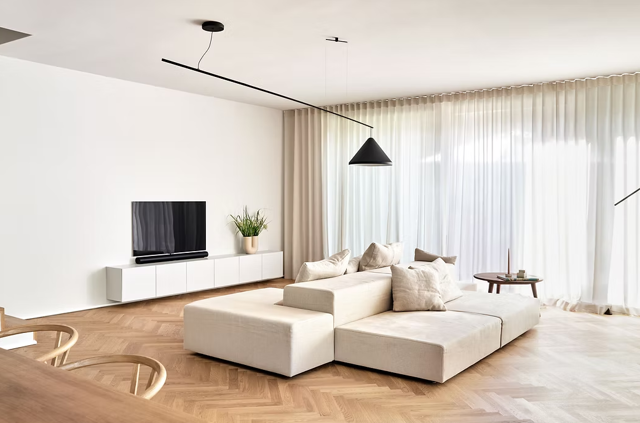 Majitelé si přáli minimalismus, ale nechtěli chladný domov. Architekti dokázali z berlínské novostavby vytvořit domov plný tepla