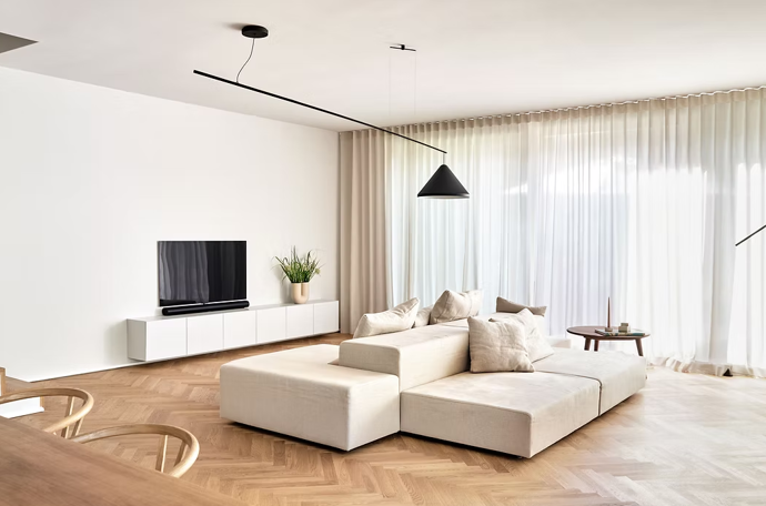 Majitelé si přáli minimalismus, ale nechtěli chladný domov. Architekti dokázali z berlínské novostavby vytvořit domov plný tepla