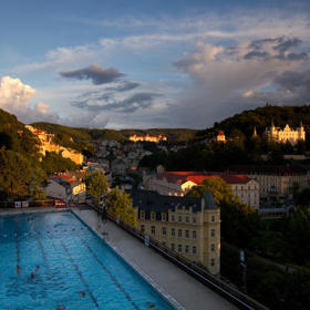 Hotel Thermal: Příběh nejdiskutovanější stavby Karlových Varů. Ikona festivalu, která dodnes budí emoce Hotel Thermal: Příběh nejdiskutovanější stavby Karlových Varů. Ikona festivalu, která dodnes budí emoce