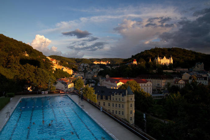 Hotel Thermal: Příběh nejdiskutovanější stavby Karlových Varů. Ikona festivalu, která dodnes budí emoce Hotel Thermal: Příběh nejdiskutovanější stavby Karlových Varů. Ikona festivalu, která dodnes budí emoce