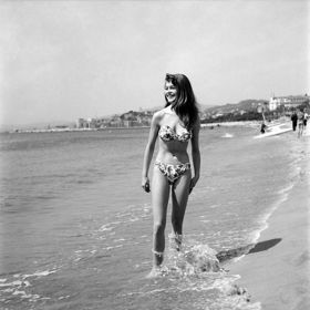 Brigitte Bardot na filmovém festivalu v Cannes v roce 1953 Brigitte Bardot na filmovém festivalu v Cannes v roce 1953