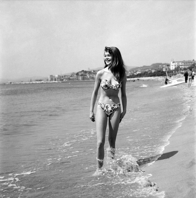 Brigitte Bardot na filmovém festivalu v Cannes v roce 1953 Brigitte Bardot na filmovém festivalu v Cannes v roce 1953