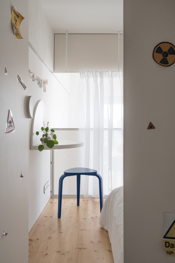 Syrový beton, ocelové konstrukce a vysoké stropy zůstaly zachované, přesto interiér nepůsobí chladně. 