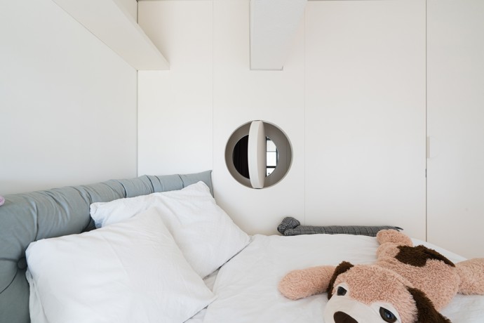 Loft v pražském projektu Parvi Cibulka dokazuje, že industriální architekturu lze zjemnit promyšlenými detaily, teplými materiály a měděnými akcenty, aniž by ztratila svůj osobitý charakter. 