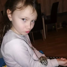 Maminka Jennifer prosí o pomoc.