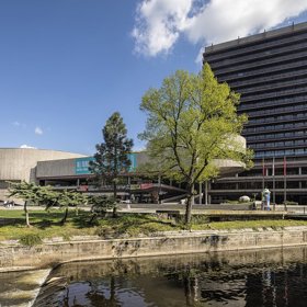 Hotel Thermal: Příběh nejdiskutovanější stavby Karlových Varů. Ikona festivalu, která dodnes budí emoce Hotel Thermal: Příběh nejdiskutovanější stavby Karlových Varů. Ikona festivalu, která dodnes budí emoce
