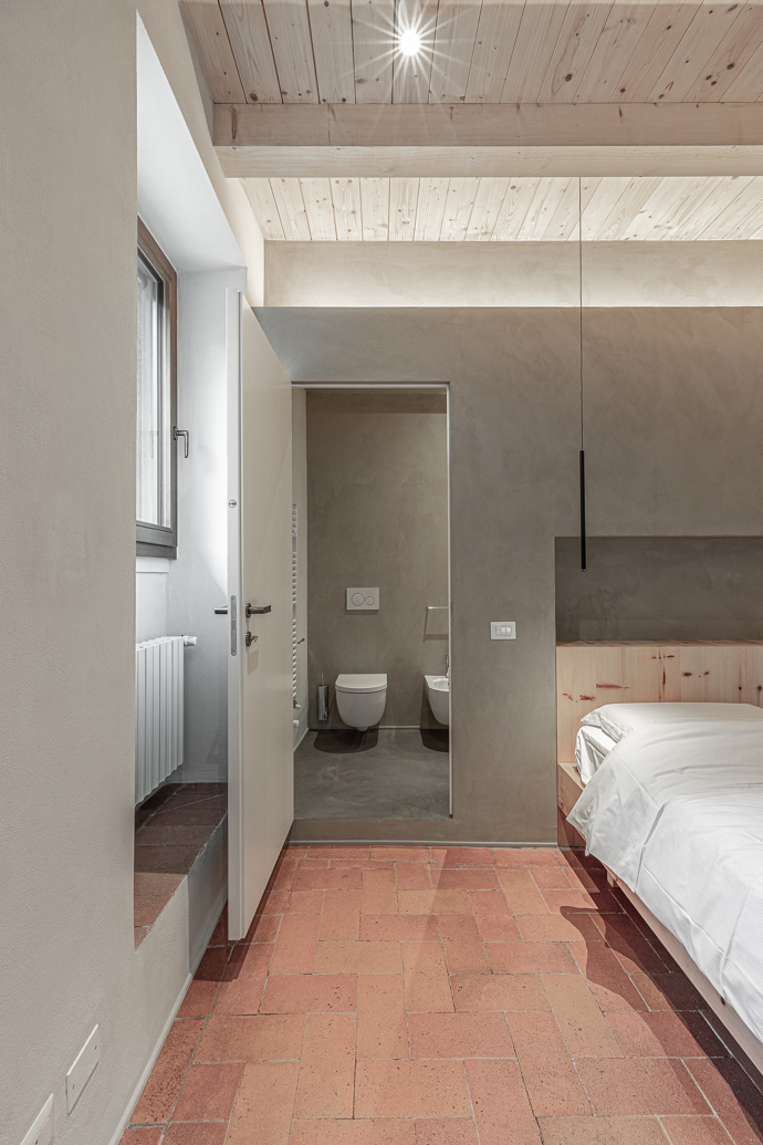 Nedaleko Florencie obnovili starý venkovský dům. Architekti zachránili trámy, terakotu i velký krb Nedaleko Florencie obnovili starý venkovský dům. Architekti zachránili trámy, terakotu i velký krb