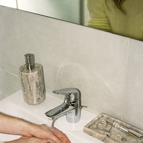 Gina Stiebitz, známá především ze seriálu Dark, žije v Berlíně, ve čtvrti Charlottenburg. Ona sama vyrůstala na opačné straně města, ale sem ji přivedla škola i první vlastní bydlení. Nakonec už zůstala natrvalo. Gina Stiebitz, známá především ze seriálu Dark, žije v Berlíně, ve čtvrti Charlottenburg. Ona sama vyrůstala na opačné straně města, ale sem ji přivedla škola i první vlastní bydlení. Nakonec už zůstala natrvalo.