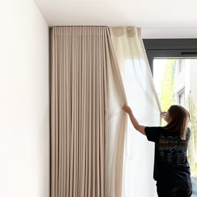 Majitelé si přáli minimalismus, ale nechtěli chladný domov. Architekti dokázali z berlínské novostavby vytvořit domov plný tepla