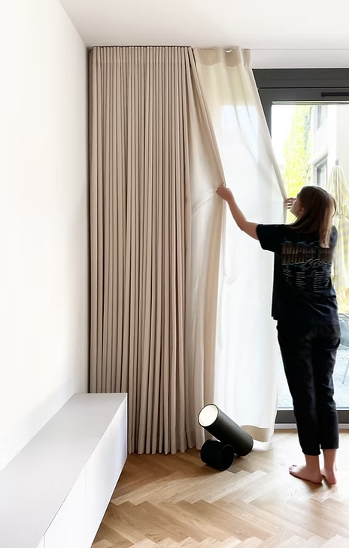 Majitelé si přáli minimalismus, ale nechtěli chladný domov. Architekti dokázali z berlínské novostavby vytvořit domov plný tepla