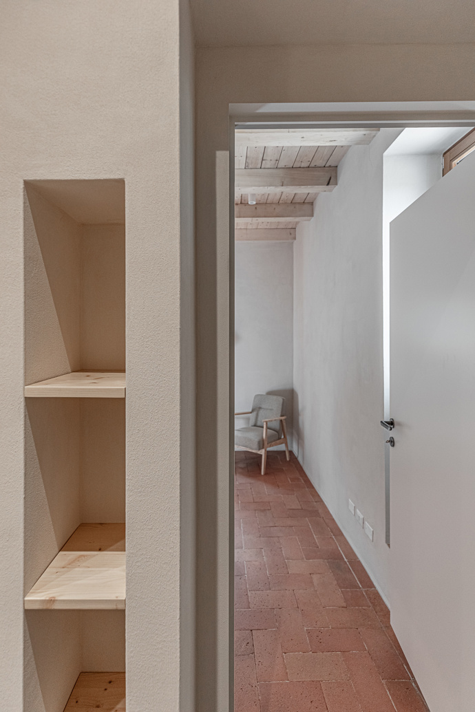 Nedaleko Florencie obnovili starý venkovský dům. Architekti zachránili trámy, terakotu i velký krb Nedaleko Florencie obnovili starý venkovský dům. Architekti zachránili trámy, terakotu i velký krb