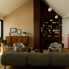 Na návštěvě u berlínské designérky Kasie Kronberger. Z tmavé půdy bez oken vytvořila rodinný loft plný světla a barev Na návštěvě u berlínské designérky Kasie Kronberger. Z tmavé půdy bez oken vytvořila rodinný loft plný světla a barev